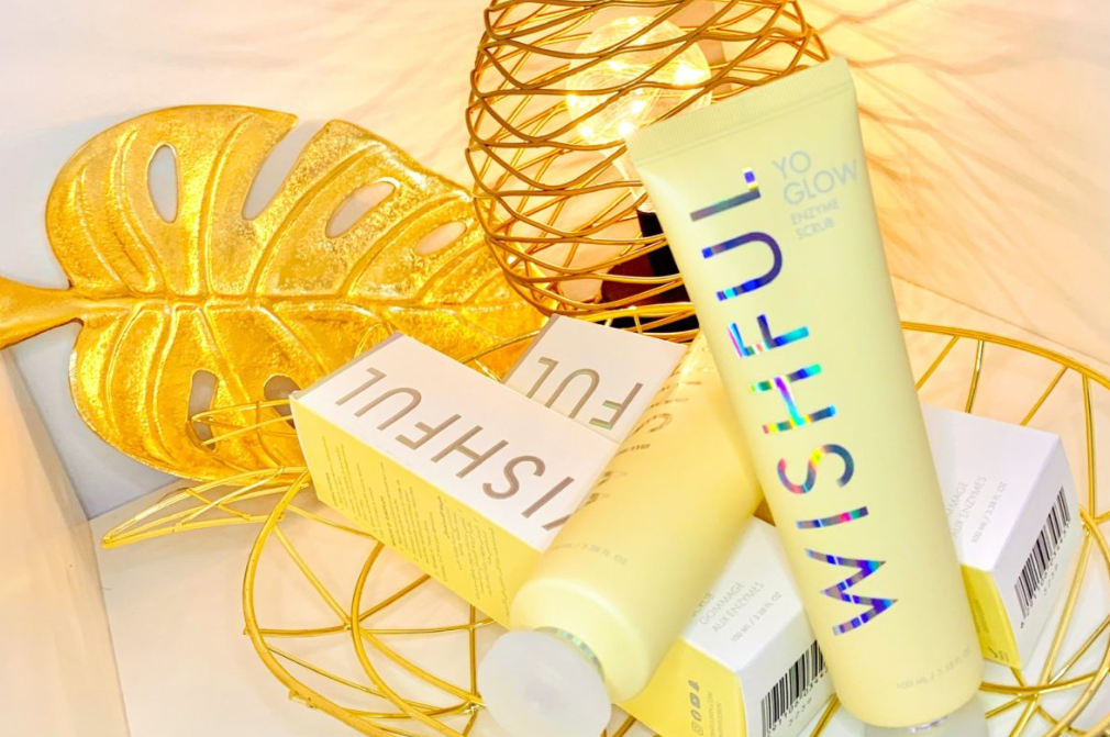 Huda Beauty | Wishful | Yo Glow AHA & BHA Facial Enzyme Scrub